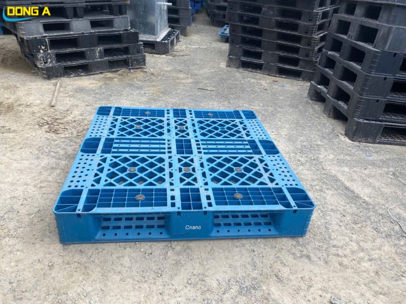 pallet nhựa lõi thép cũ 1100x1100x150mm màu xanh dương tại xưởng Pallet Đông Á Nghệ An