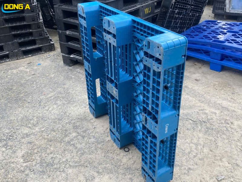 kết cấu 3 chân suốt vững chãi và các đường gân chịu lực chịu tải của dòng pallet nhựa lõi thép cũ