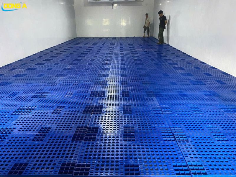 Pallet nhựa xanh lót sàn (2)