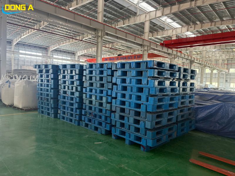 Hình ảnh giao hàng tại nhà máy loại Pallet lõi thép cũ