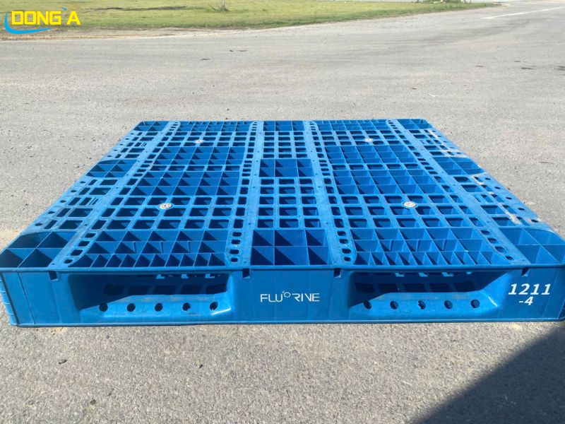 pallet nhựa lõi thép cũ 1100x1100x150mm màu xanh dương tại xưởng Pallet Đông Á Nghệ An