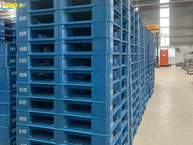 Pallet nhựa lót kho mã PL1150 1100x1100 bàn giao thực tế tại nhà xưởng doanh nghiệp Pallet nhựa lót kho mã PL1150 1100x1100 bàn giao thực tế tại nhà xưởng doanh nghiệp