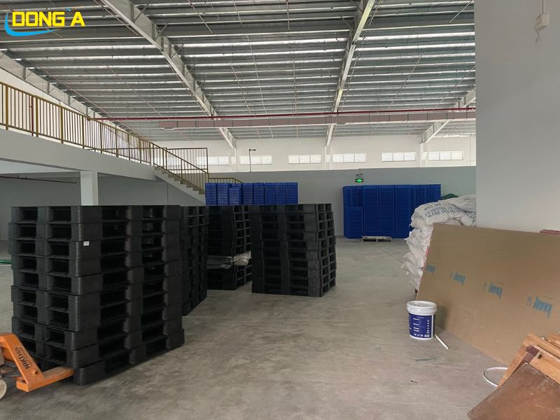 Sử dụng pallet nhựa 1200x1000 giúp chuẩn hóa quy trình phân loại và lưu kho đóng gói sản phẩm