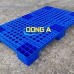 pallet nhựa lót sàn xanh