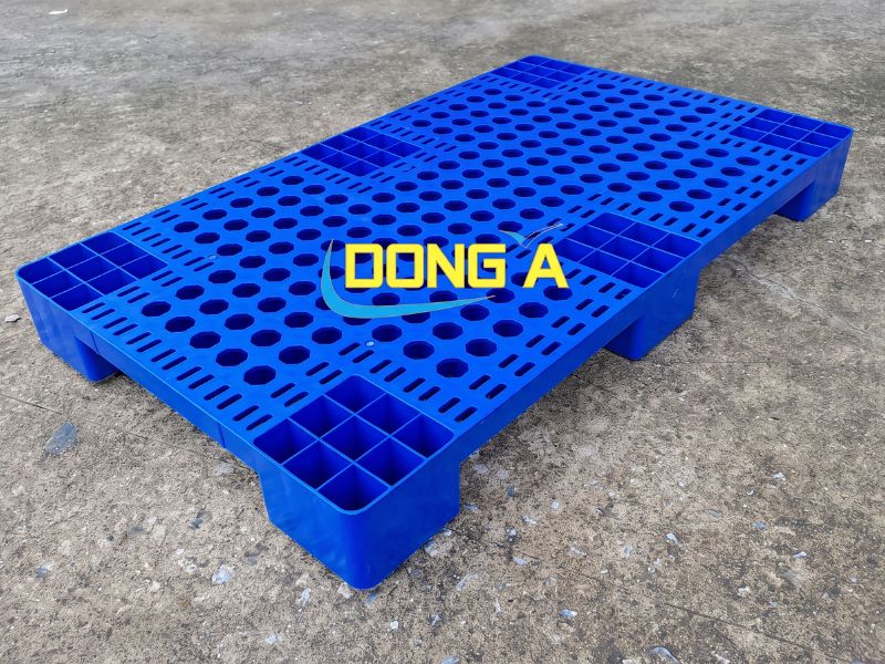pallet nhựa lót sàn xanh