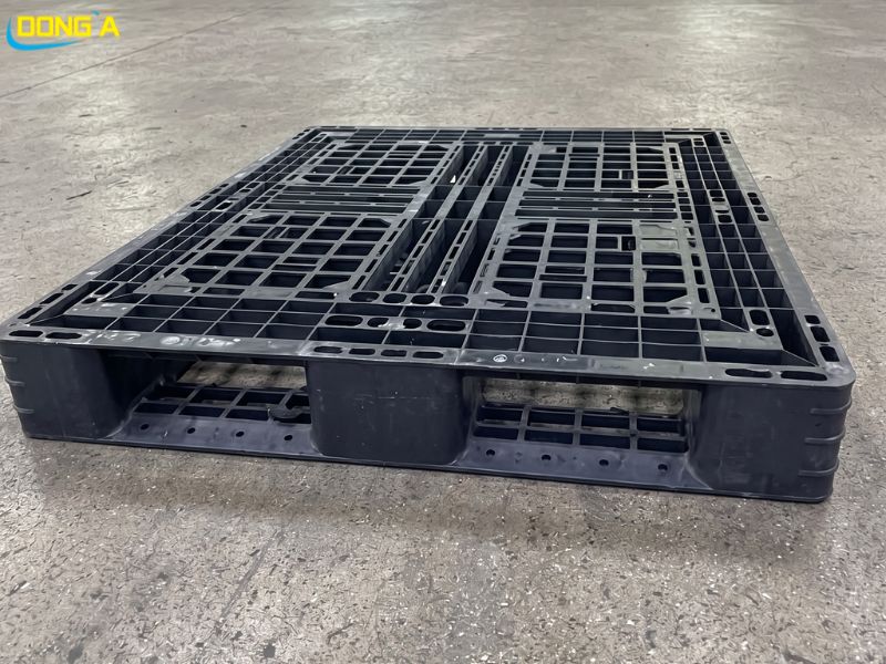 Pallet Nhựa PL1150 1100x1100x150mm màu đen siêu bền