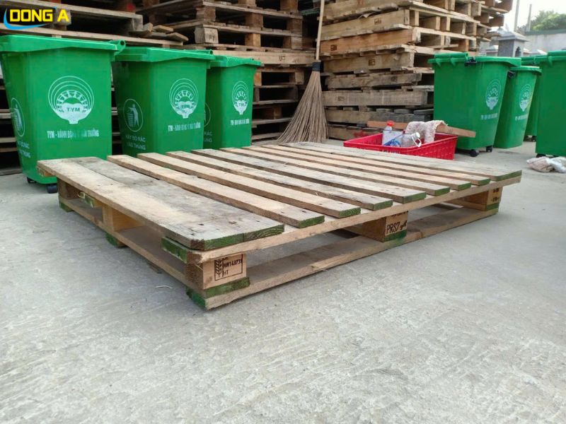 Pallet gỗ keo cũ 1100x1300x120mm tại xưởng Pallet Đông Á