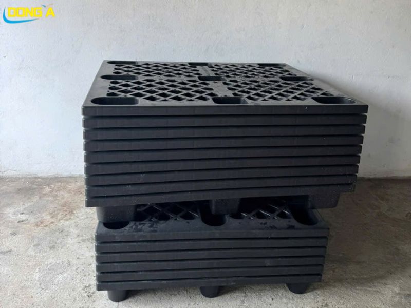 Pallet chân cốc 1200x1000x140mm sử dụng trong kho logistics và nhà máy sản xuất.