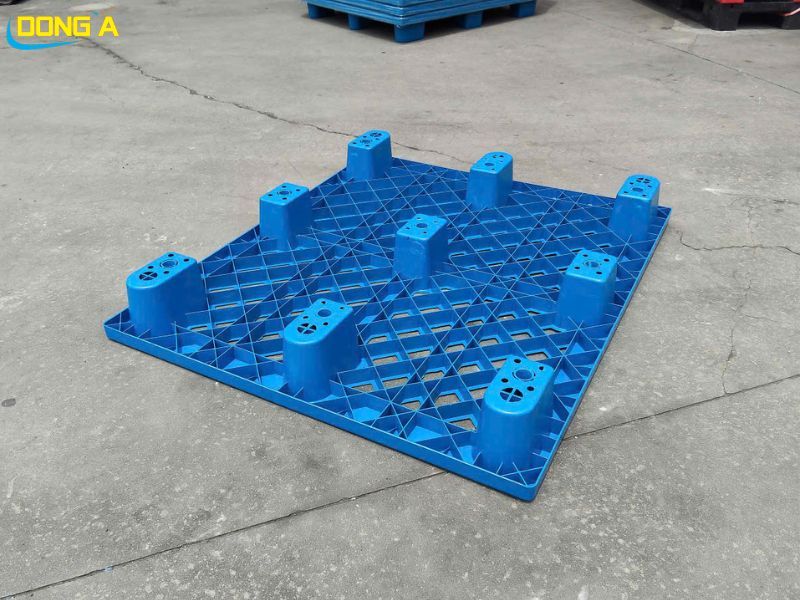 Pallet chân cốc 1200x1000x140mm chất liệu HDPE tại xưởng Pallet Đông Á.