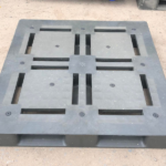 Cận cảnh các nút chống trượt và bề mặt bít của pallet nhựa mặt đá cũ 1200x1000x150 mm