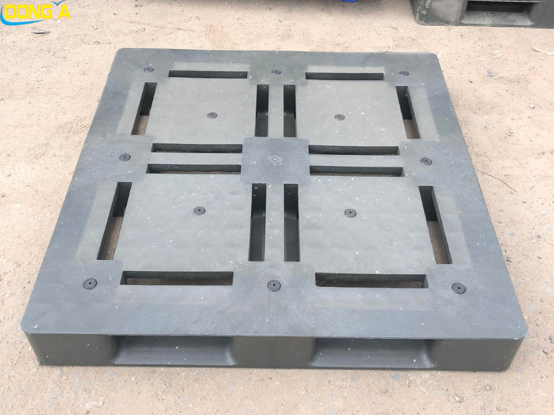 Cận cảnh các nút chống trượt và bề mặt bít của pallet nhựa mặt đá cũ 1200x1000x150 mm