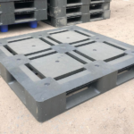 Cận cảnh các nút chống trượt và bề mặt bít của pallet nhựa mặt đá cũ 1200x1000x150 mm