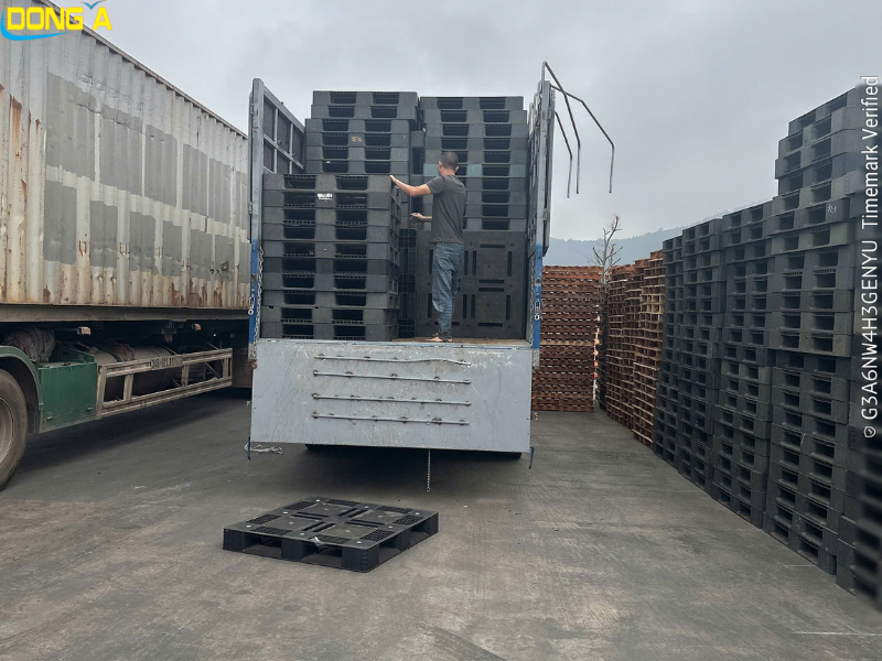 Giao Pallet mặt đá cho nhà máy