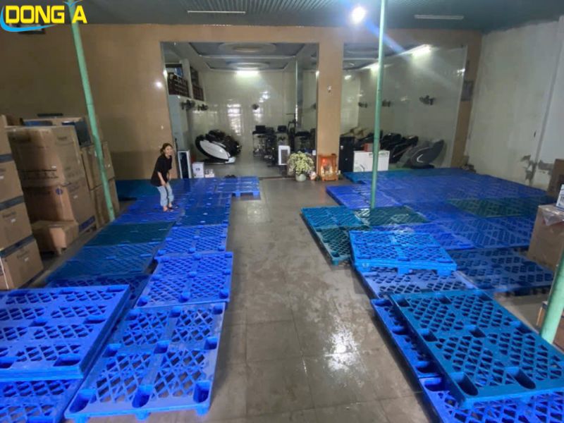 Hình ảnh giao pallet nhựa cốc cũ tại kho khách hàng