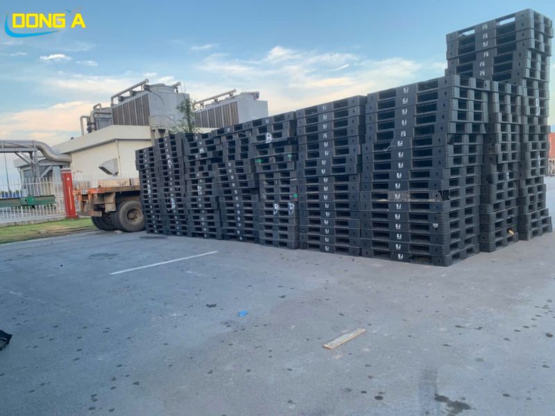 Hình ảnh thực tế lô pallet nhựa cũ khổ lỡ mới trên 90% tại kho