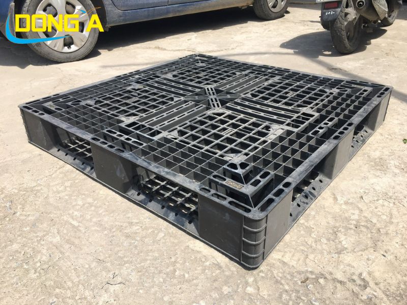 pallet nhựa cũ 1100x1100x150mm màu đen mặt trên tại xưởng Pallet Đông Á