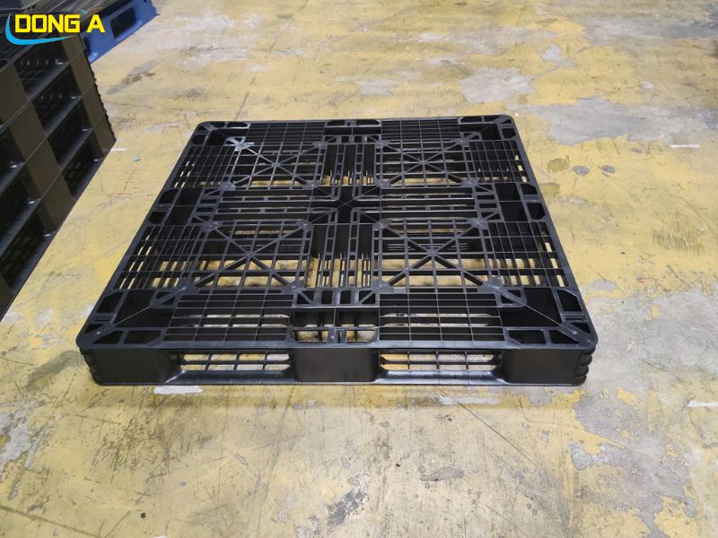 pallet nhựa PL1125 1100x1100x125mm màu đen tại xưởng Pallet Đông Á Nghệ An