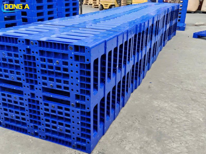 Hình ảnh chụp cận cảnh bề mặt lưới và hệ thống chân cốc gia cường của Pallet nhựa MPL11 tại xưởng Đông Á