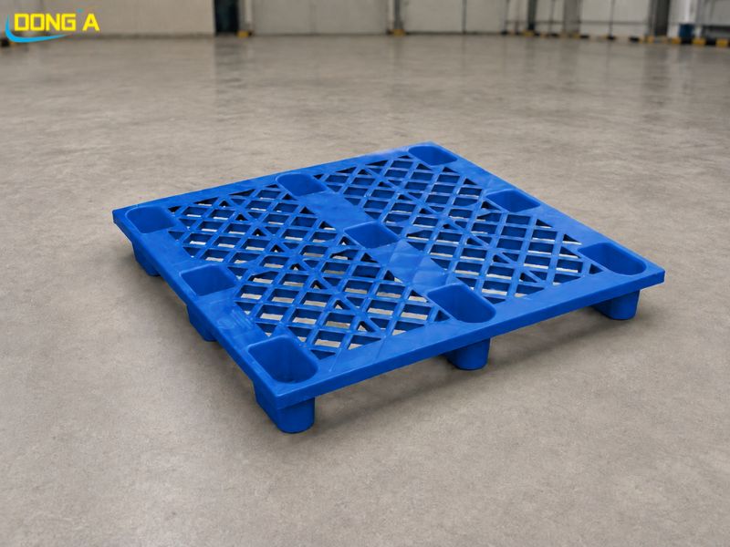 Pallet chân cốc màu xanh tải động 700 kg