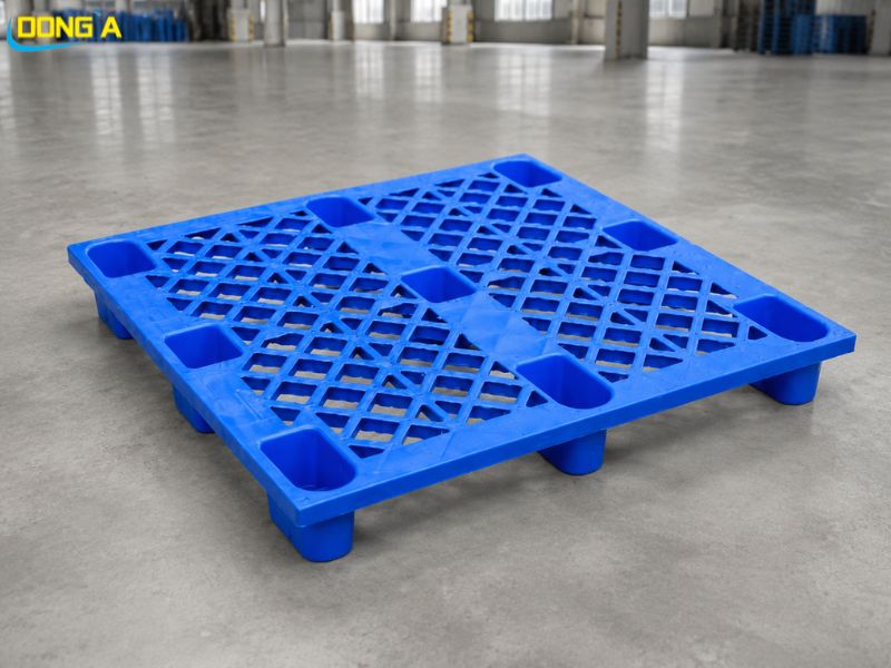 Pallet chân cốc màu xanh tải động 500 kg