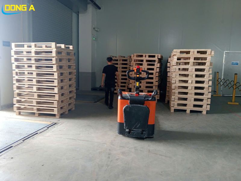 Chọn xe nâng điện dùng xe nâng tay