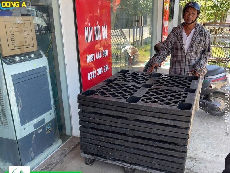 Pallet nhựa chân cốc 9 chân Pallet nhựa chân cốc 9 chân dùng kê hàng và lưu kho