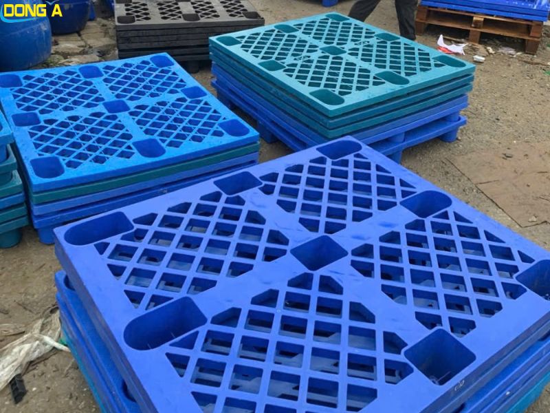 Pallet nhựa chân cốc Pallet Đông Á Pallet nhựa chân cốc dùng trong kho hàng và vận chuyển hàng hóa